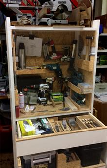 木工職人Ａくん専用のキャスター付き移動道具箱。各職人が工夫を凝らした道具箱を自作しています。
